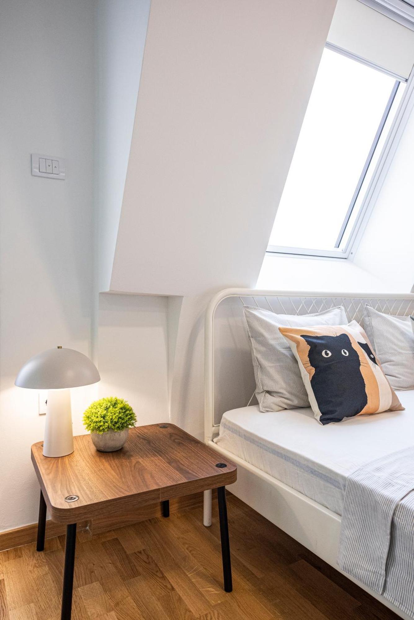 Modern Bright Studio-free Private Parking-fast Wi-fi *