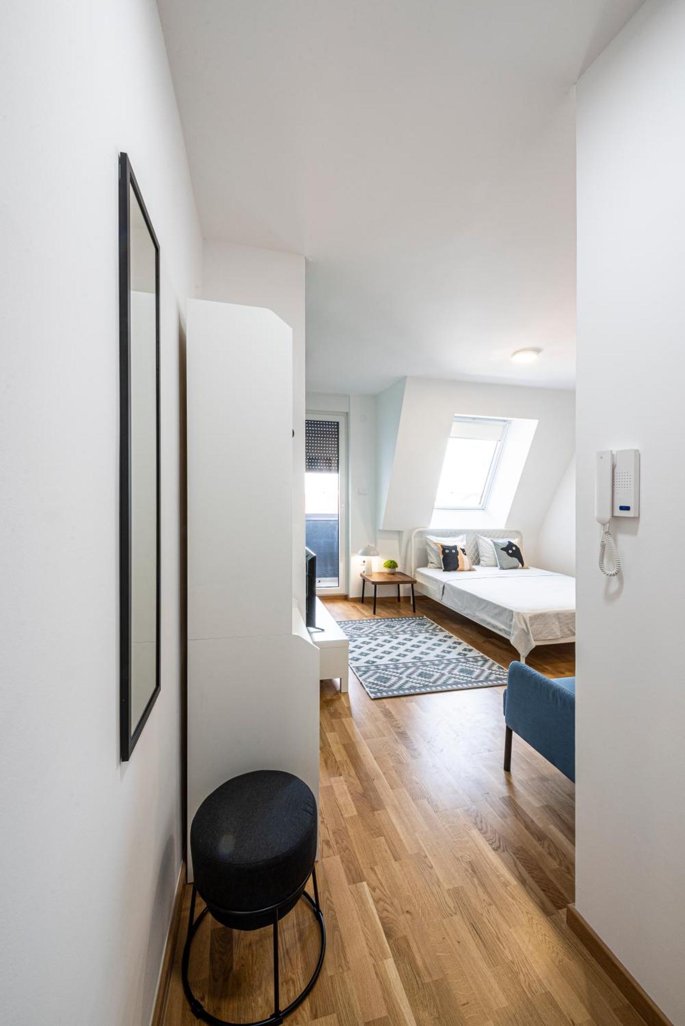 Апартамент Modern Bright Studio-free Private Parking-fast Wi-fi Нови Сад