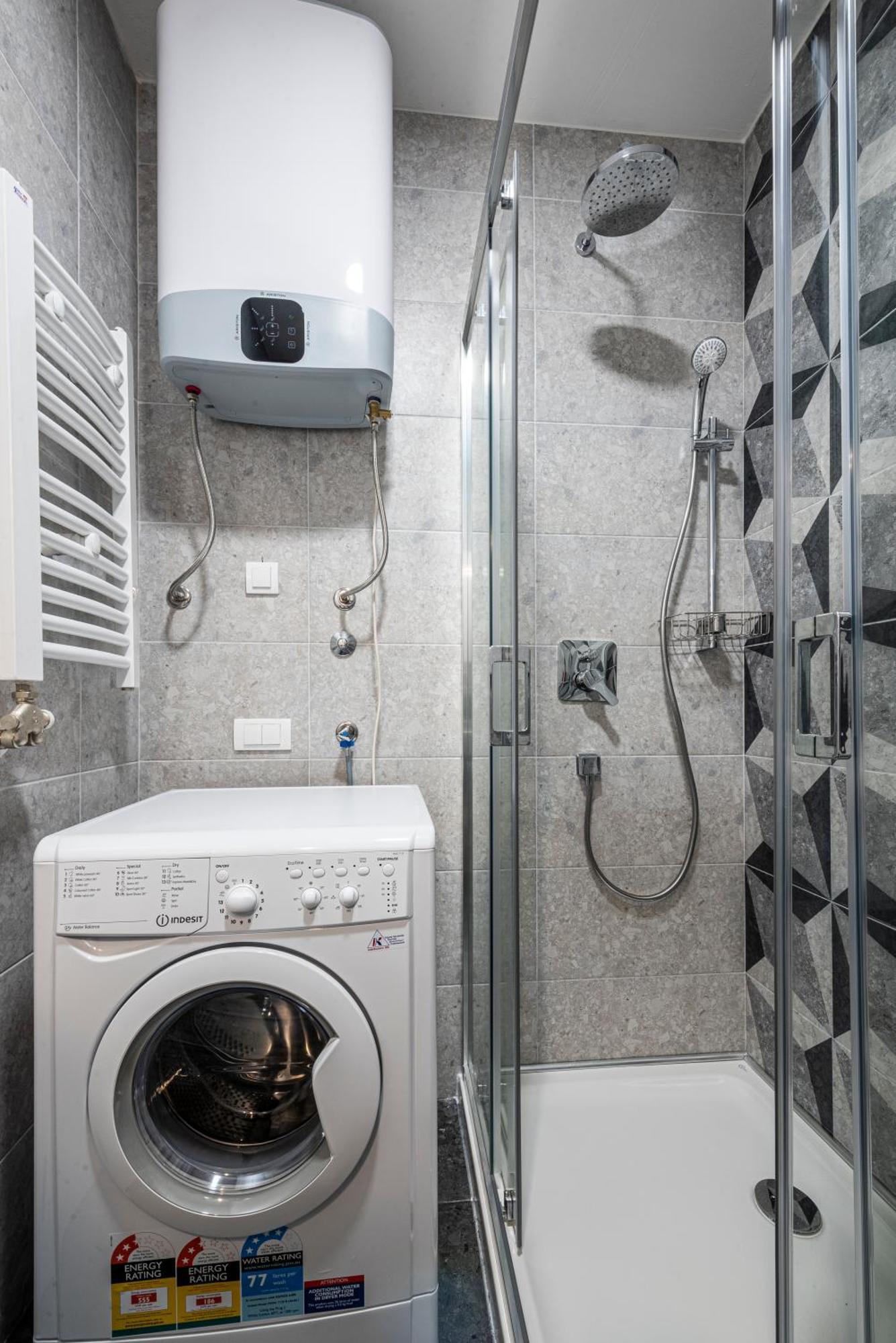 Modern Bright Studio-free Private Parking-fast Wi-fi Апартамент Нови Сад